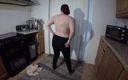 Horny vixen: Britse stiefmoeder stript in de keuken trui en legging met...
