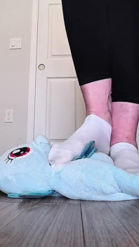 67 Giantess w brudnych skarpetkach Powoli niszczy ogromne plushie do sztuk Rozmiar 16 Zniszczenie