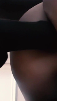 Melissa Lauren olha para a câmera enquanto lambe e chupa um pau preto