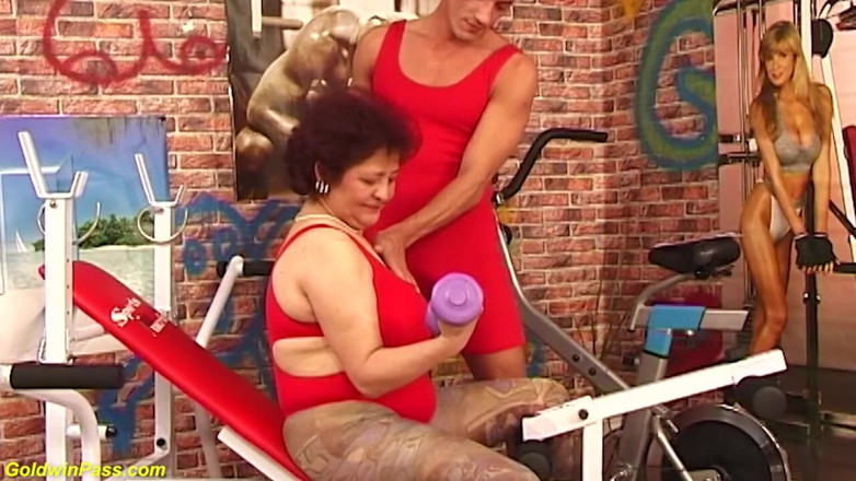 Crazy Old Moms: 피트니스 코치에게 따먹히는 뚱뚱한 할망구