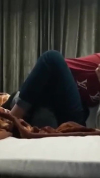 Sună singură acasă cu iubitul care vine să mă fută