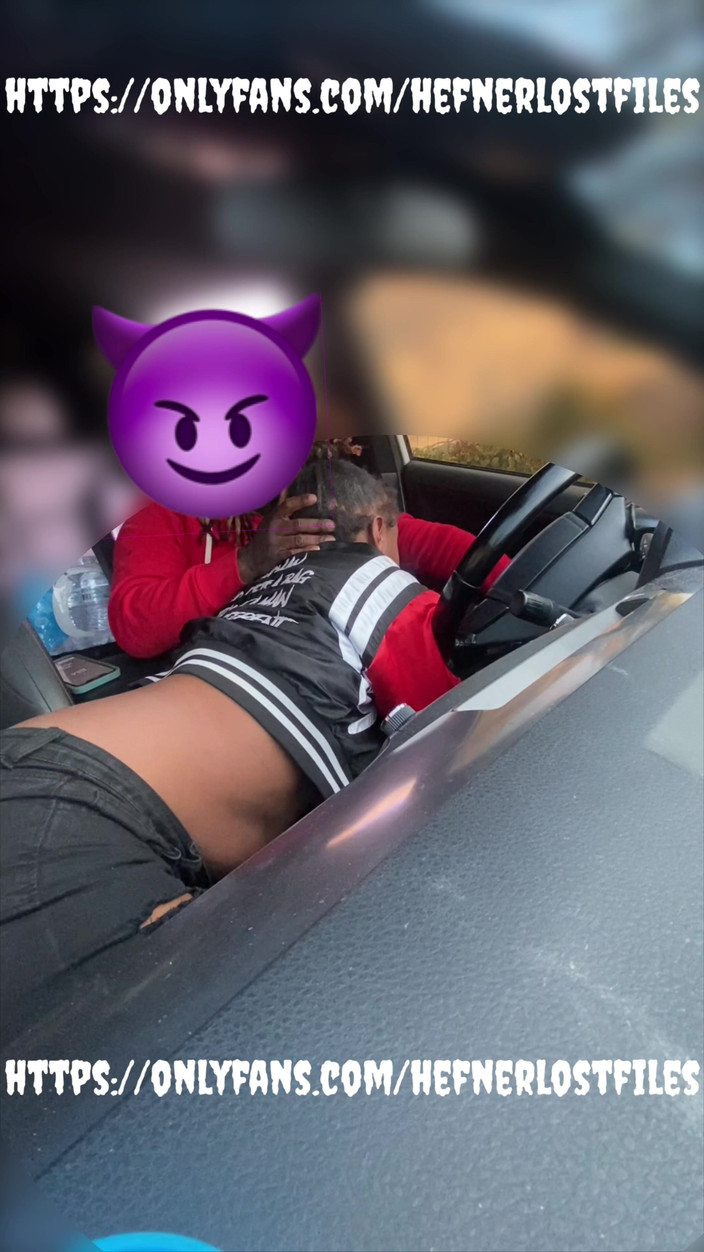PlayboyHef: Velké rty, velké kozy sají ptáka v autě