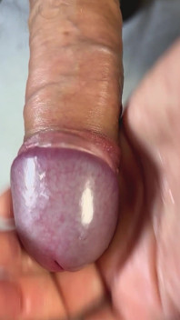 Můj nevlastní syn mě natáčí, jak masturbuji a prstím si tvrdý penis