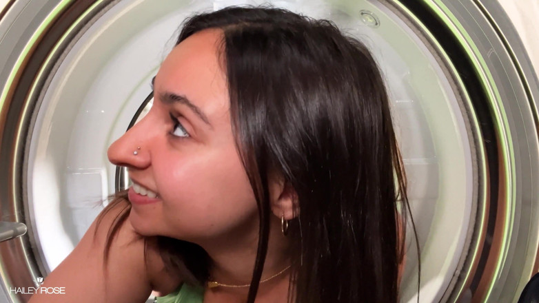 Hailey Rose: सौतेली बहन कपड़े धोने की मशीन में फंस गई! - बड़े स्तनों वाली सभी प्राकृतिक Hailey Rose फेसकैम
