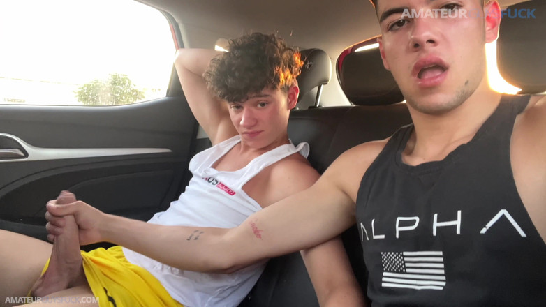 Amateur Guys Fuck: एजीएफ:: देखो मैं उबर में अपने दोस्त को कैसे चूसता हूं!