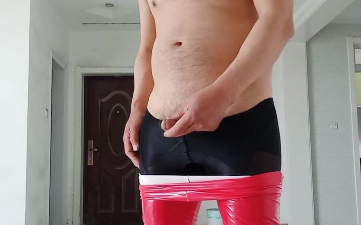 Boots Queen Boy: Czerwone lateksowe spodnie i czarne buty na obcasie Dick