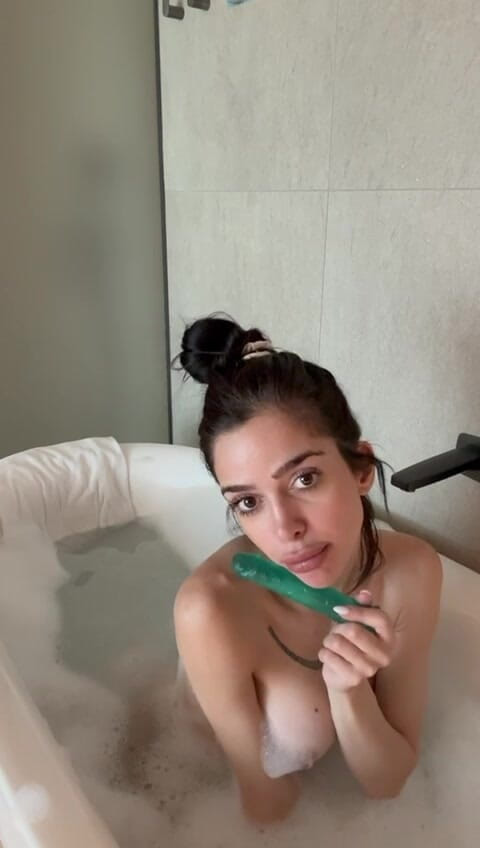 silicone_brunette: Dildo BJ v bathubu