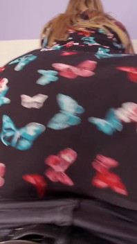 Ik ontspan in mijn bed en mijn vrouw komt met haar enorme kont om op mijn pik te rijden!