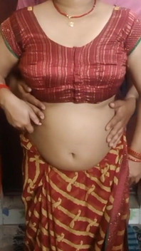 Sehr schönes indisches bhabhi in rotem sari