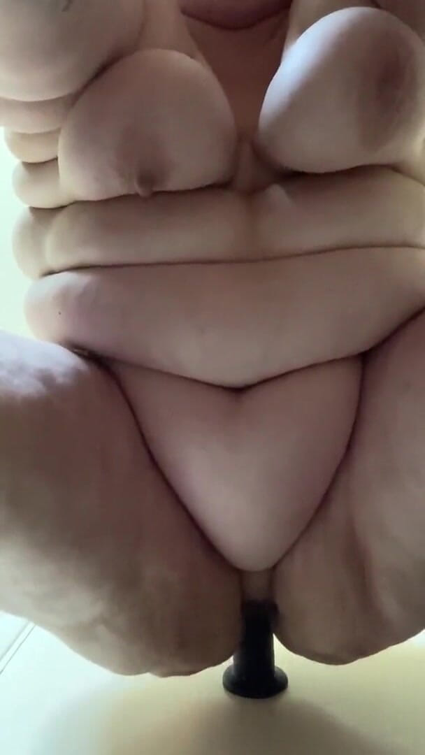 Real homemade BBW BBC porn: Толстушка с попкой, скачка в позе 12-дюймовый дилдо, стимулирующий мой клитор пулей вибратором