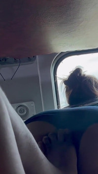 Ragazzi, per la prima volta che mi sono fatto scopare dal ragazzo di mutande in un treno in movimento, mi ha scopato duro e mi ha strappato la figa