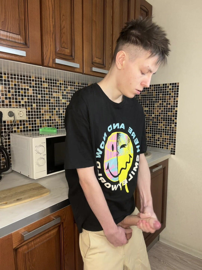 Morflot24: 若いイケメンの噴出する絶頂の喜び