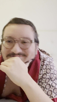 Młody człowiek dokucza ci w szlafroku
