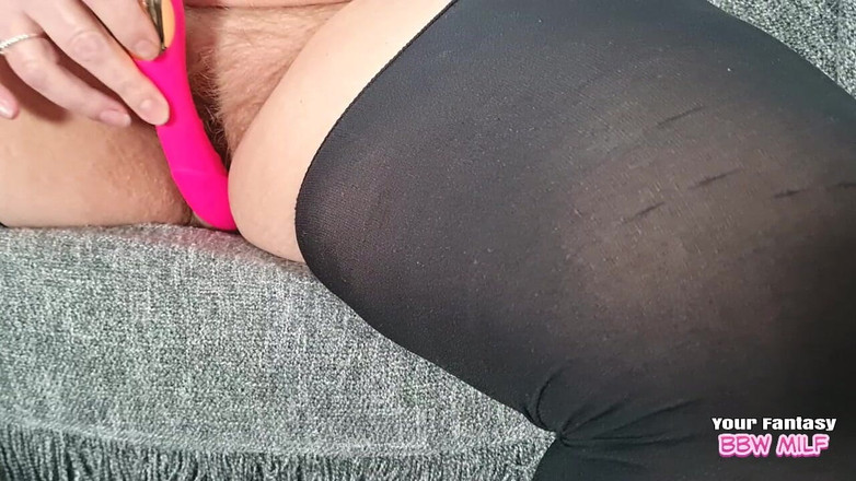 BBW_Wife: 바이브레이터로 털이 무성한 보지에서 클리토리스를 괴롭히는 음란한 마누라