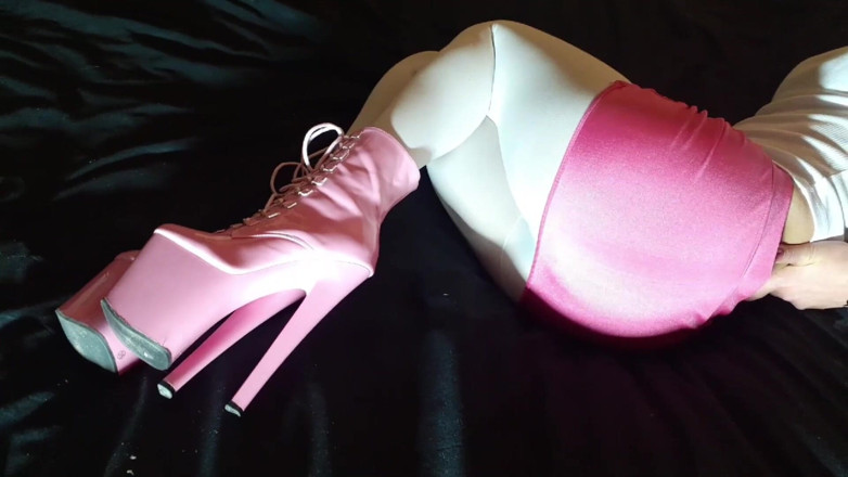 LauraOnHeels: Laura XXX model sexy video with 8 inches pink plaform heels...