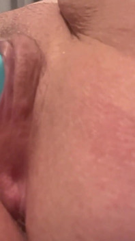 Menina com tesão fode bunda e buceta com vibrador