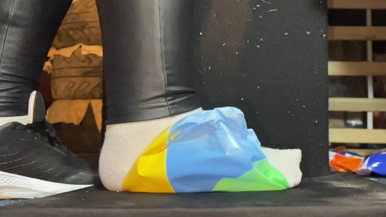 BeachBallsDuo: 98kg Bigbootylucy Stomp Popped 4 Mini Beachballs e 35cm Bb! 2 Cams - Slow-mo