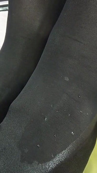 Une femme mature à gros nichons pisse sur des pieds en nylon