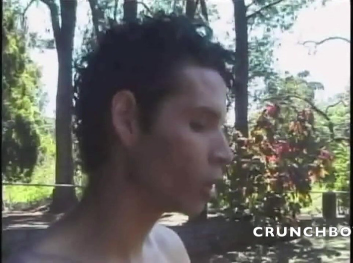 Shemale videos: Loira transsexual fodida por hetero em cruzeiro na floresta