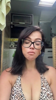 Video selfie merokok pakai kacamata