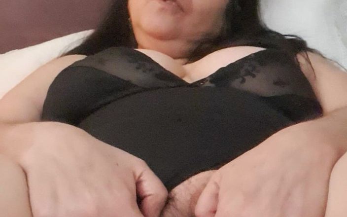 Mommy big hairy pussy: 熟女的阴户很胖，毛茸茸的吞咽