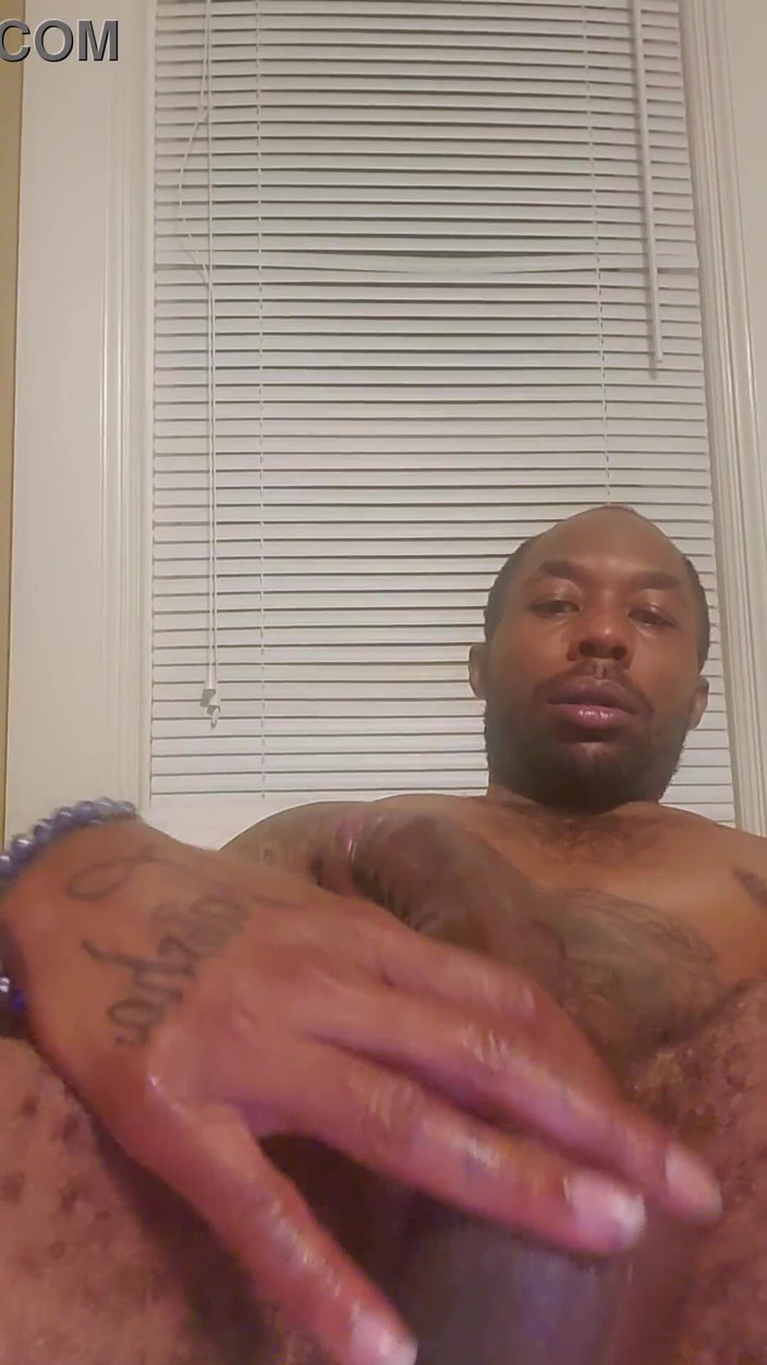 Big Dick Bandit: Une grosse bite noire caresse une bite bien dure