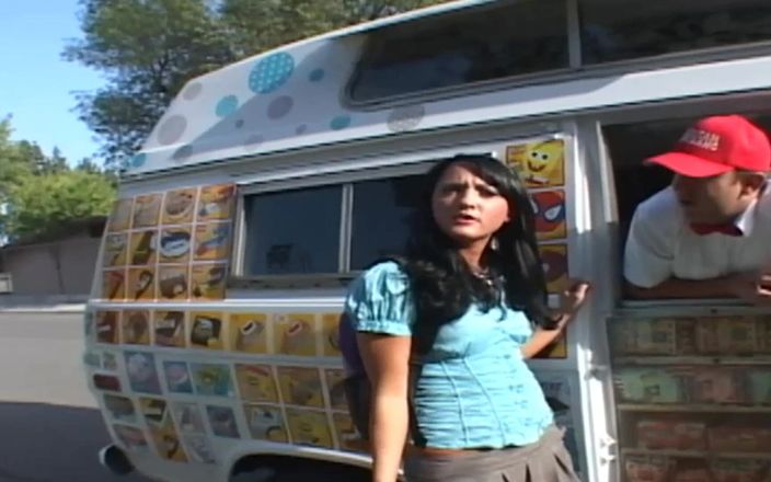 DARVASEX: Трах в фургоне, сцена 4 - брюнетка с большой задницей в нижнем белье обожает трахаться в грузовике мороженого
