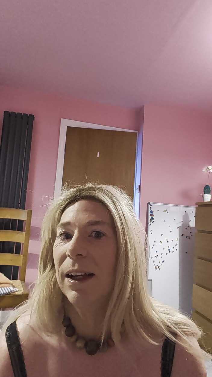 NikkiGee: Soczysta sperma w nowych majtkach!