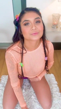 十代のアジアのbrunete Brenna Sparks POVノーハンドbj aumツバメ