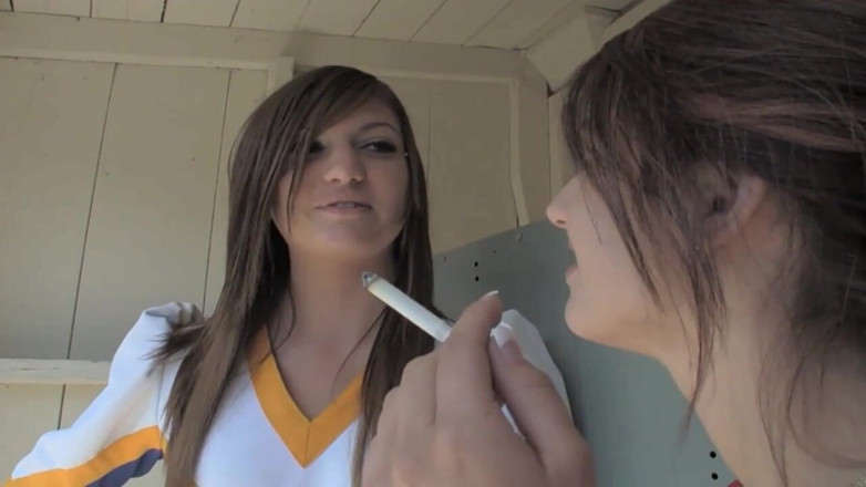 Hot Lesbians X: Les pom-pom girls lesbiennes Cassandra Nix et Mary Jane Johnson...