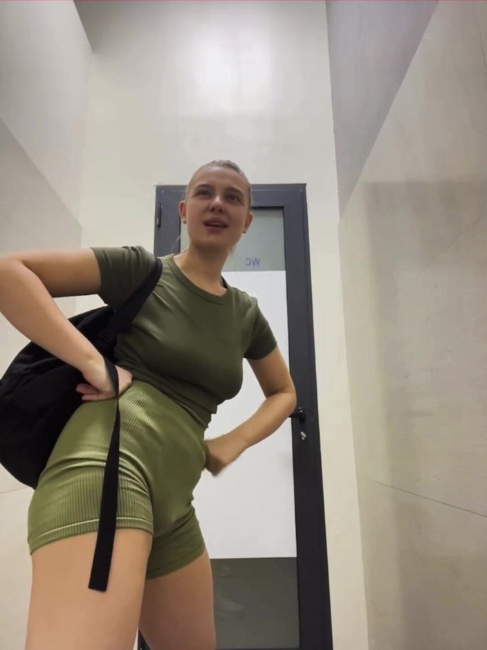 JuiceLussie: Ekstremalne publiczne palcowania anal tak gorąco