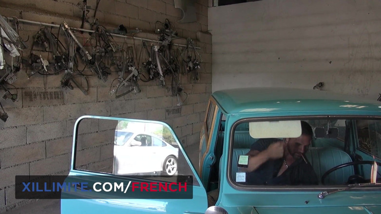 French girls at work: Интенсивный секс в гараже с грудастой пумой