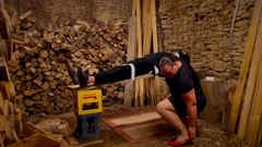 Mistress April: Plížil se