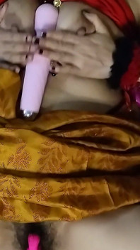 Bhabhi wstawił zabawkę erotyczną do cipki i wyjął sok z cipki