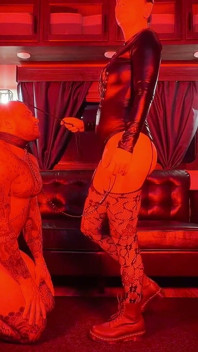 Dominatrix Natasha se convierte en la esclava