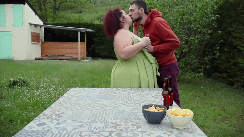 abricot sucree: MILF Getting Caught in Her Garden