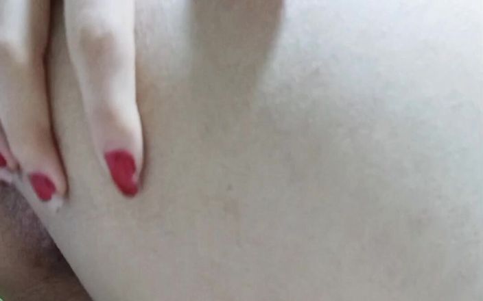 KittyGold: Sebelum berangkat, cewek ini pengen banget ngentot memeknya habis-habisan sebelum...