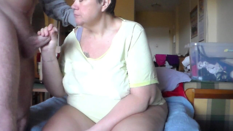 Sex hub couple: Jen wrijft Over Johns ballen en zuigt aan zijn pik