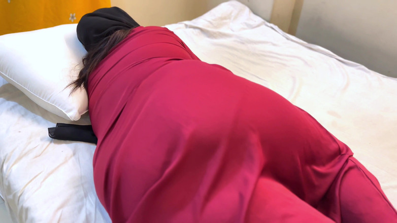 Aria Mia: Marocká sexy muslimská krásná macecha chce hotel sdílet postel!