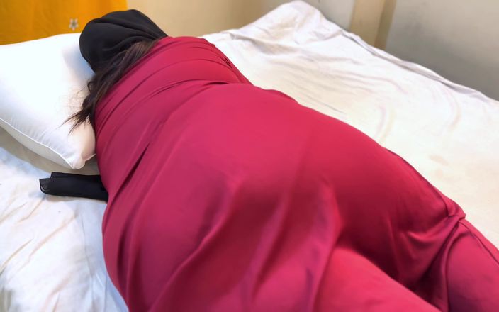 Aria Mia: Marocko het muslim skönhets styvmamma vill ha hotellsäng dela!