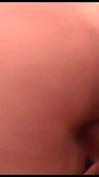Diese junge geile mit einer nassen muschi hat sex mit zwei fremden mit großem schwanz