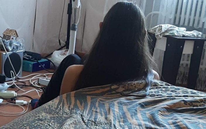 Lesbian-illusion: Adik tiriku duduk di dekat penggemarnya sambil baca buku, dan...