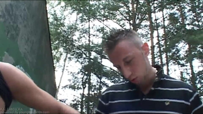 Young Bastards: Delik parçalayan spor ayakkabıcı delikanlılar