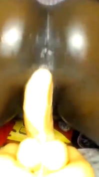 Je fais rebondir mon cul en chevauchant un gode monstrueux et hurle en gémissant, orgasme