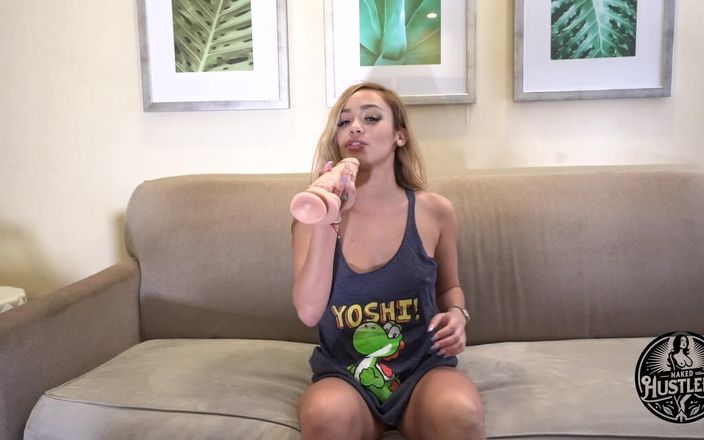 Naked Hustlers: Arianna orange शॉर्ट्स