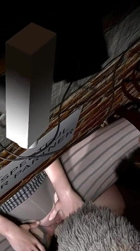 Seksi Asyalı kız duvardaki delikten sikiliyor