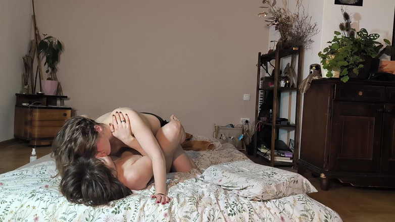 FenekManul: Strapon Lesbian Lovers