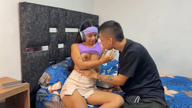 Angel_foxxx: Dárek moje malá nevlastní sestra chce je můj velký penis...
