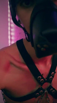BDSM, Halloween, grosse bite, twinny, Magic C se branle et jouit sur ses pieds