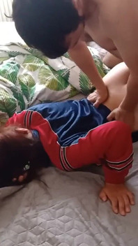 Šukám svou nevlastní dceru do pusy a polykám sperma